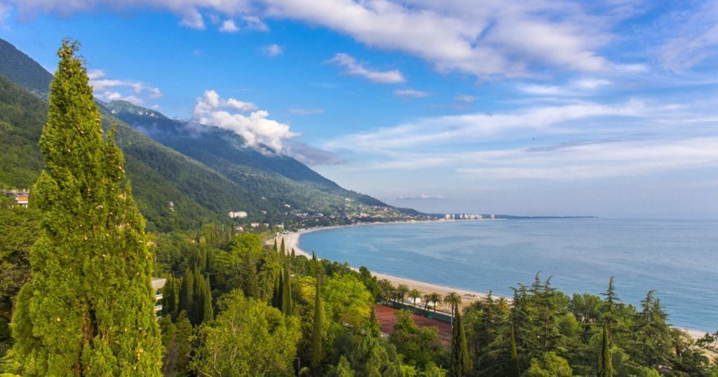 Куда поехать на море за границу осенью где отдохнуть в 2023-Абхазия